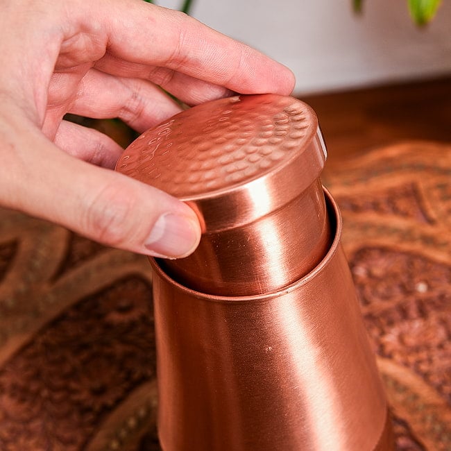 【6個セット】アーユルヴェーダ 高級銅製コップ付き水差し　槌目仕上げが美しい　ウォーターカラフェ　ピッチャー　冠水瓶〔約1000ml〕 8 - 蓋はコップになっており、乗っかっているような状態で固定されていないので、すぐにコップを取り出せて卓上で大変使いやすいです。