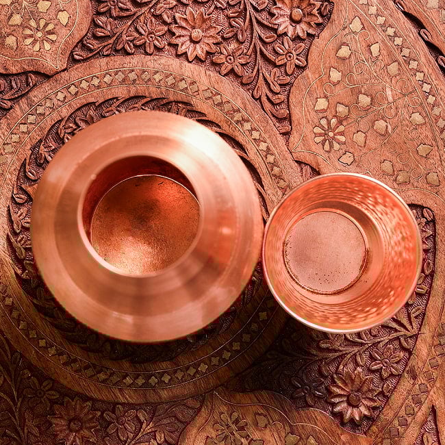【6個セット】アーユルヴェーダ 高級銅製コップ付き水差し 槌目仕上げが美しい ウォーターカラフェ ピッチャー 冠水瓶〔約1300ml〕 10 - もちろん内側は銅です。純度が高いので、銅製品由来の黒ずみ等が若干ございます。