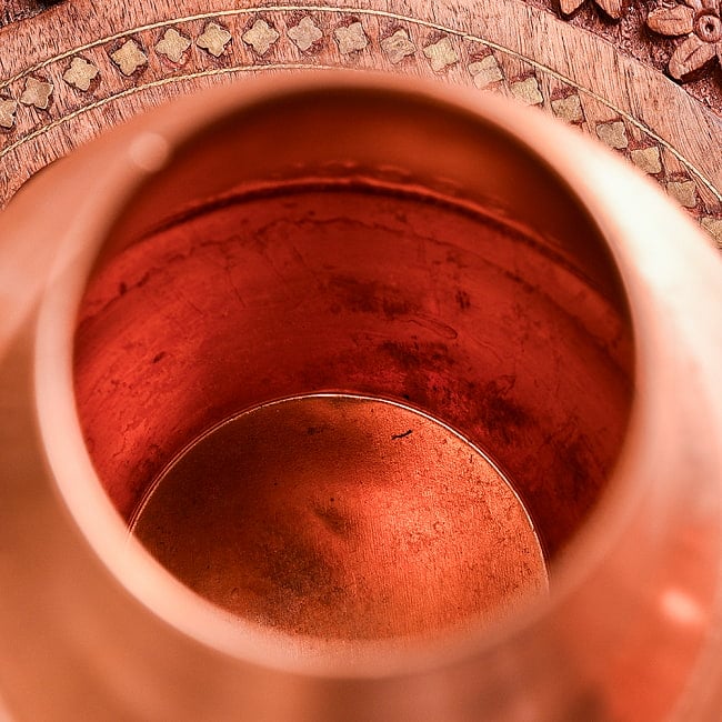 【6個セット】アーユルヴェーダ 高級銅製コップ付き水差し 槌目仕上げが美しい ウォーターカラフェ ピッチャー 冠水瓶〔約1300ml〕 12 - 拡大写真です