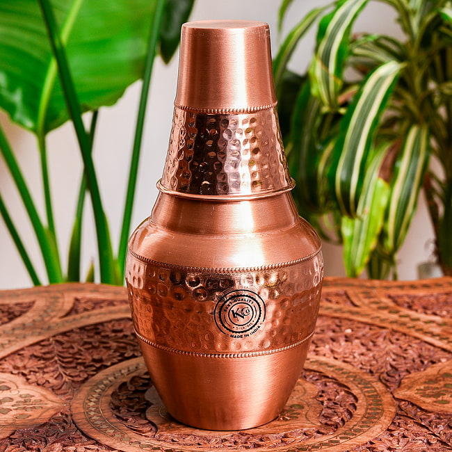 【6個セット】アーユルヴェーダ 高級銅製コップ付き水差し 槌目仕上げが美しい ウォーターカラフェ ピッチャー 冠水瓶〔約1300ml〕 2 - インドやネパールなどでは、アーユルヴェーダに使われている銅製の水差しです