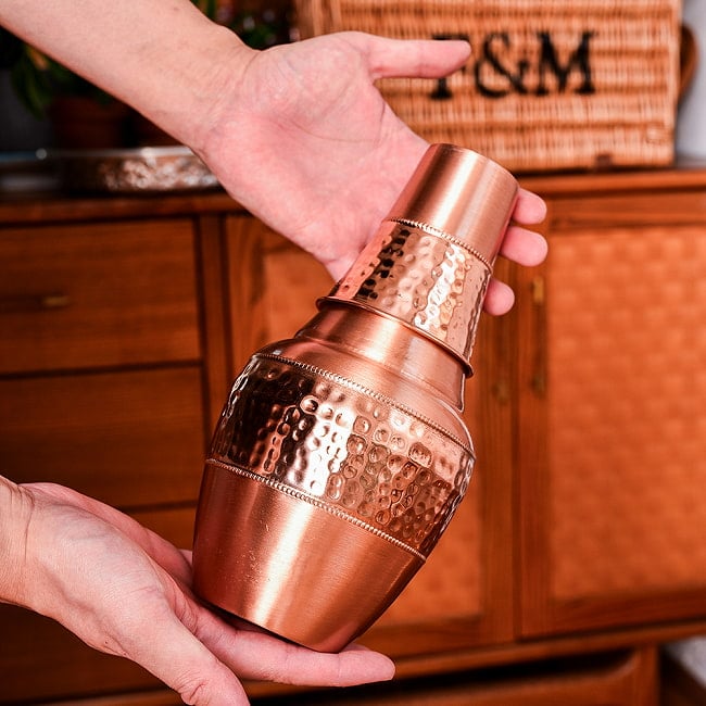 【6個セット】アーユルヴェーダ 高級銅製コップ付き水差し 槌目仕上げが美しい ウォーターカラフェ ピッチャー 冠水瓶〔約1300ml〕 3 - このくらいのサイズ感になります