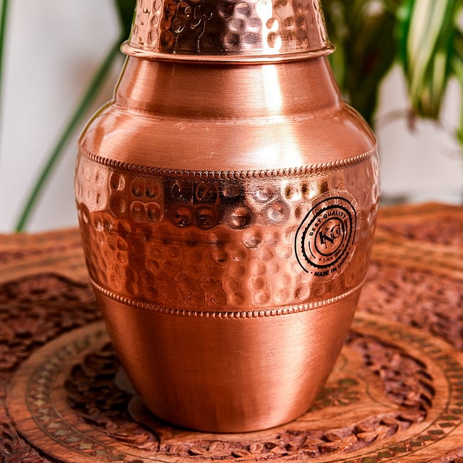 【6個セット】アーユルヴェーダ 高級銅製コップ付き水差し 槌目仕上げが美しい ウォーターカラフェ ピッチャー 冠水瓶〔約1300ml〕 4 - 美しい装飾です