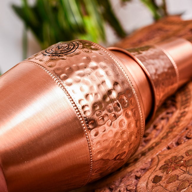 【6個セット】アーユルヴェーダ 高級銅製コップ付き水差し 槌目仕上げが美しい ウォーターカラフェ ピッチャー 冠水瓶〔約1300ml〕 5 - 拡大写真です