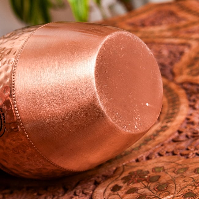 【6個セット】アーユルヴェーダ 高級銅製コップ付き水差し 槌目仕上げが美しい ウォーターカラフェ ピッチャー 冠水瓶〔約1300ml〕 6 - 底面です