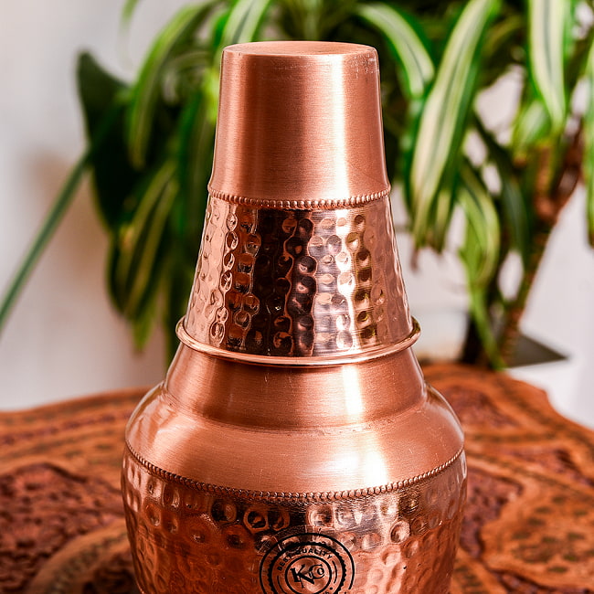 【6個セット】アーユルヴェーダ 高級銅製コップ付き水差し 槌目仕上げが美しい ウォーターカラフェ ピッチャー 冠水瓶〔約1300ml〕 7 - 上部の写真です