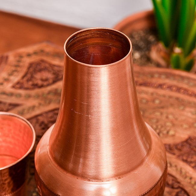 【6個セット】アーユルヴェーダ 高級銅製コップ付き水差し 槌目仕上げが美しい ウォーターカラフェ ピッチャー 冠水瓶〔約1300ml〕 8 - 蓋はコップになっており、乗っかっているような状態で固定されていないので、すぐにコップを取り出せて卓上で大変使いやすいです。