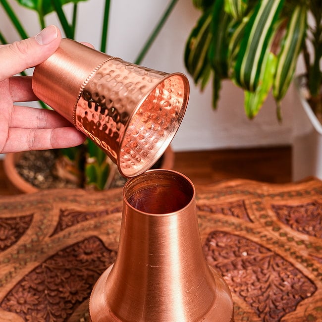 【6個セット】アーユルヴェーダ 高級銅製コップ付き水差し 槌目仕上げが美しい ウォーターカラフェ ピッチャー 冠水瓶〔約1300ml〕 9 - コップを取ったところです