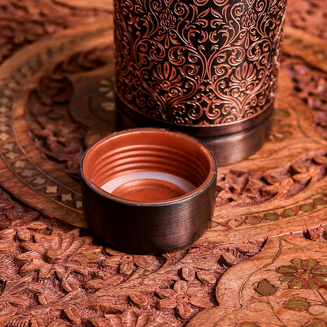 【6個セット】アーユルヴェーダ 高級銅製ウォーターボトル 水筒 ダマスク柄が美しい マグボトル 水差し〔約600ml〕 11 - 蓋の拡大写真です