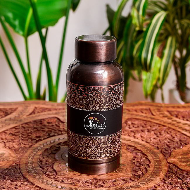 【6個セット】アーユルヴェーダ 高級銅製ウォーターボトル 水筒 ダマスク柄が美しい マグボトル 水差し〔約600ml〕 2 - インドやネパールなどでは、アーユルヴェーダに使われている銅製の水筒です