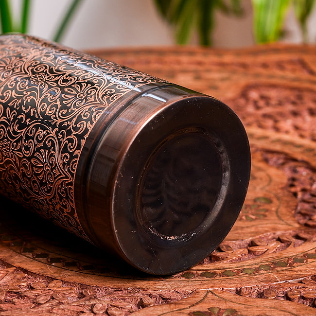 【6個セット】アーユルヴェーダ 高級銅製ウォーターボトル 水筒 ダマスク柄が美しい マグボトル 水差し〔約600ml〕 6 - 底面の写真です