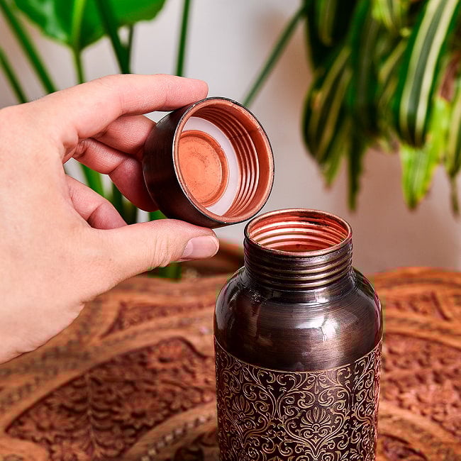 【6個セット】アーユルヴェーダ 高級銅製ウォーターボトル 水筒 ダマスク柄が美しい マグボトル 水差し〔約600ml〕 8 - 蓋を取ったところです