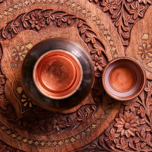 【6個セット】アーユルヴェーダ 高級銅製ウォーターボトル 水筒 ダマスク柄が美しい マグボトル 水差し〔約600ml〕 9 - もちろん内側は銅です。純度が高いので、銅製品由来の黒ずみ等が若干ございます。