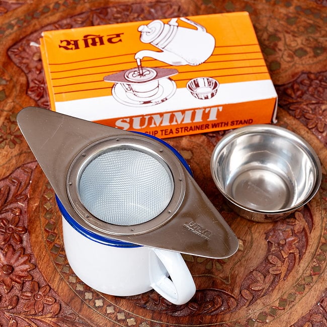 【6個セット】受け皿付き　ティーストレーナー　インドのレトロデザイン　チャイ用の茶こし器　紅茶や緑茶　ハーブティー 12 - マグカップにつけてみたところです
