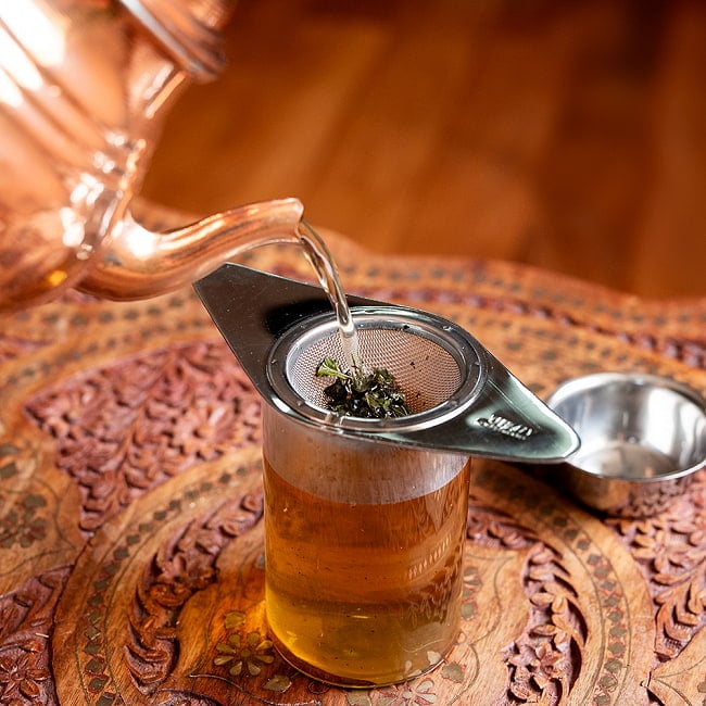 【6個セット】受け皿付き　ティーストレーナー　インドのレトロデザイン　チャイ用の茶こし器　紅茶や緑茶　ハーブティー 6 - 使用例です