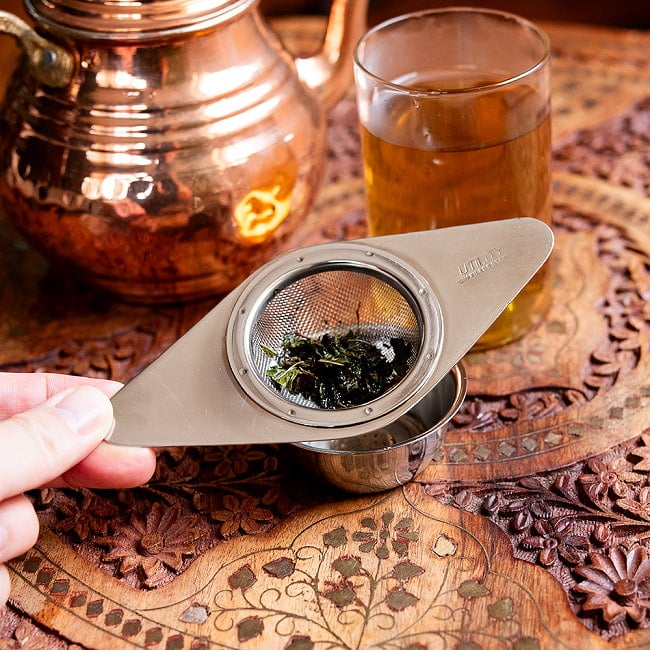 【6個セット】受け皿付き　ティーストレーナー　インドのレトロデザイン　チャイ用の茶こし器　紅茶や緑茶　ハーブティー 7 - 持ちやすいデザイン