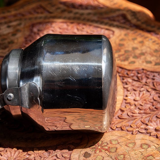 【6個セット】小ぶりで可愛い　ティーケトル　昔ながらのレトロなフォルム　インドのやかん 14 - デザイン上、このように若干曲線になっている為、平らな場所に置くとちょっとぐらつきます。