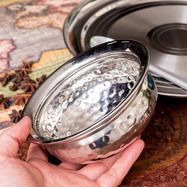 【6個セット】美しい槌目仕上げ　ステンレス・ハンディ　2人分カレー　ビリヤニなどへ〔約14.3cm×約6.3cm 約600ml〕 7 - このくらいのサイズ感になります