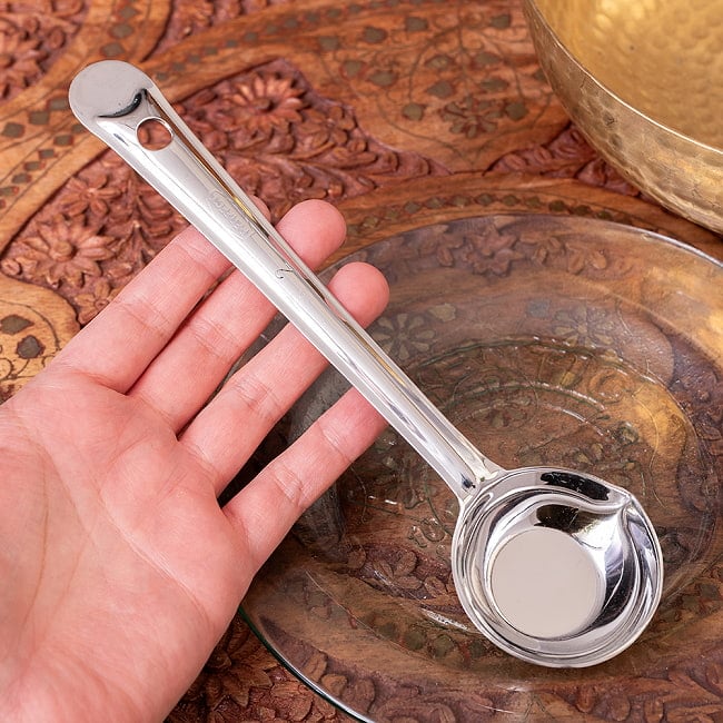 【6個セット】インドのラッサム用レードル 注ぎ口付き スープやカレーの取り分けに便利 ステンレス製 サーバーレードル〔約22.3cm〕 7 - このくらいのサイズ感になります