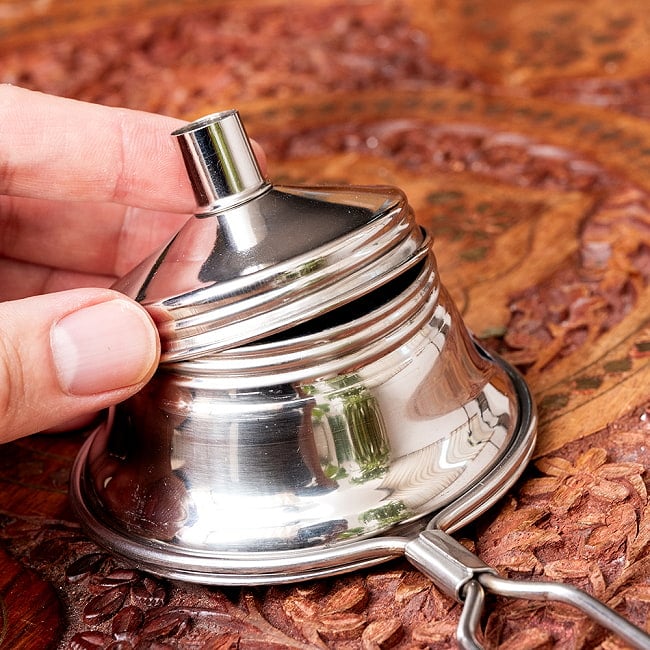 【6個セット】チャイの本場インドから 先端がじょうごになってて便利な茶こし ティーストレーナー メッシュフィルター 分解洗浄OK 17 - 下部はネジで留められているので回転させると外れます