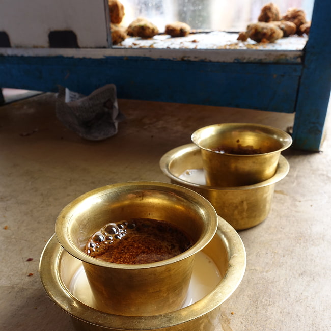 【6個セット】南インドのコーヒーカップとソーサーセット ブラス製 7 - 実際に南インドで使われている所です。小さなチャイハネで使われていました。奥に見えるのはインドの揚げ物パコラですね