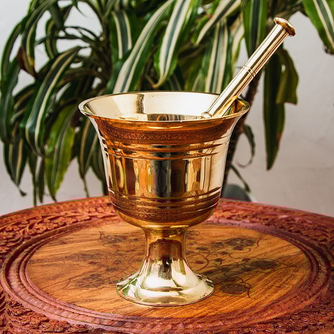 【6個セット】オーセンティックでエレガントな真鍮のスパイスグラインダー 高さ：約14cm 2 - 真鍮製のスパイスグラインダーです。クラシックな造形が魅力的です。