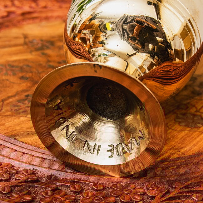 【6個セット】オーセンティックでエレガントな真鍮のスパイスグラインダー 高さ：約16cm 8 - 底の部分の様子です。