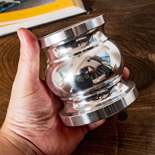 【6個セット】アルミ製のスパイスグラインダー クラシックな壺型 高さ：9cm 6 - サイズを感じて頂く為、手に持ったところです