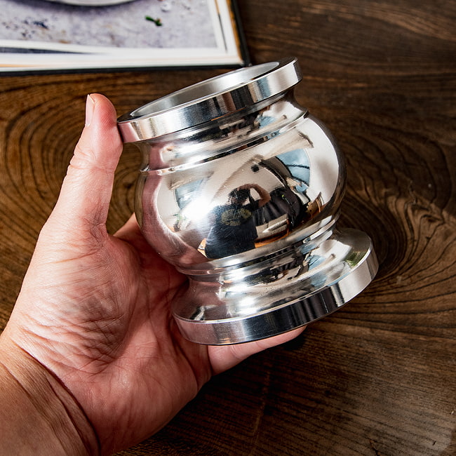 【6個セット】アルミ製のスパイスグラインダー クラシックな壺型 高さ：9.5cm 6 - サイズを感じて頂く為、手に持ったところです