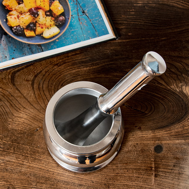 【6個セット】アルミ製のスパイスグラインダー クラシックな壺型 高さ：10cm 3 - 上からの様子です。