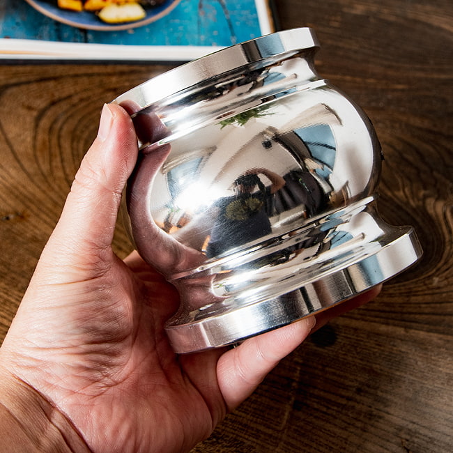 【6個セット】アルミ製のスパイスグラインダー クラシックな壺型 高さ：10cm 6 - サイズを感じて頂く為、手に持ったところです