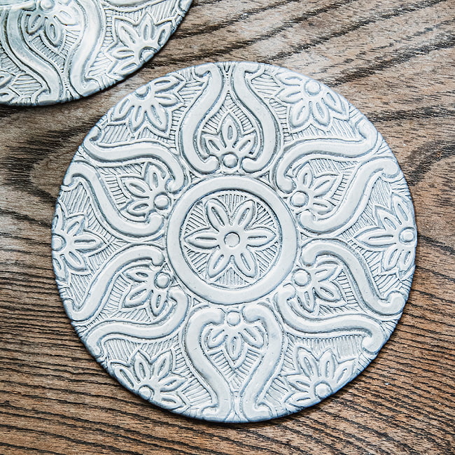 【6個セット】ムスリム職人の手仕事が息づく アルミコースター 花弁 3 - 真上から見てみました。