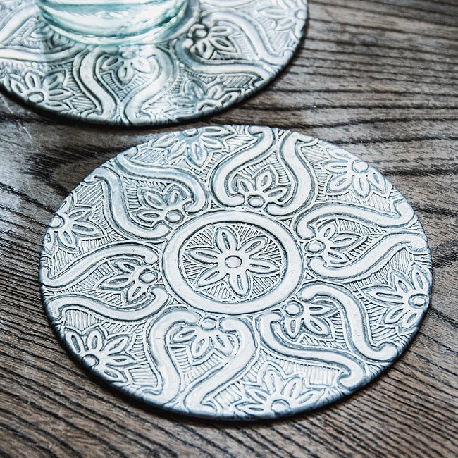 【6個セット】ムスリム職人の手仕事が息づく アルミコースター 花弁 4 - 立体的な彫りになっています。