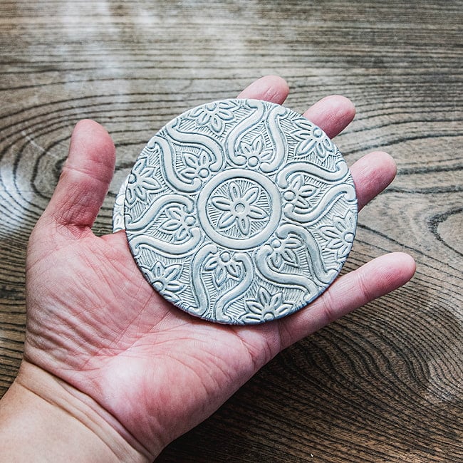 【6個セット】ムスリム職人の手仕事が息づく アルミコースター 花弁 7 - 直径10cmの使いやすいサイズです。