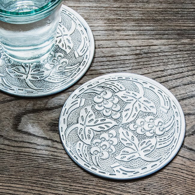 【6個セット】ムスリム職人の手仕事が息づく アルミコースター 花草 2 - 金属の風合いが素敵なコースターです。