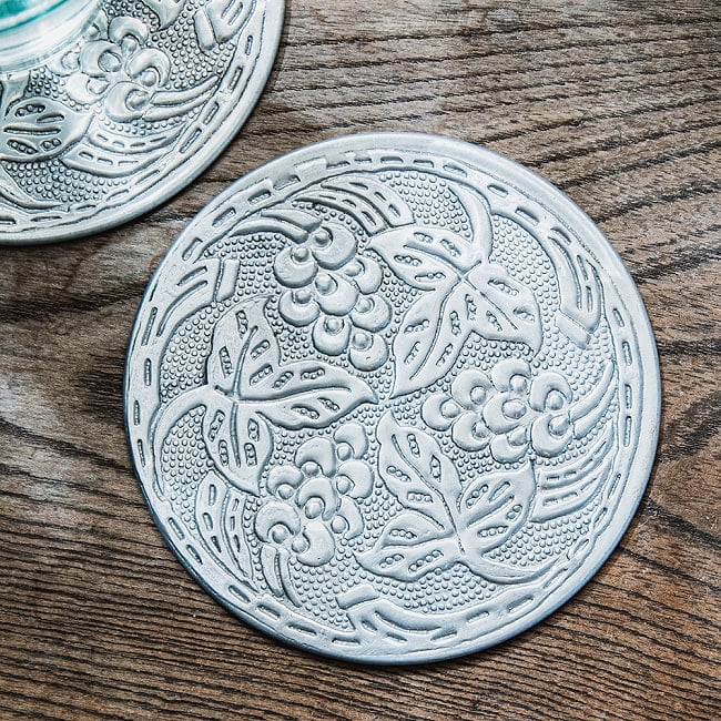 【6個セット】ムスリム職人の手仕事が息づく アルミコースター 花草 3 - 真上から見てみました。