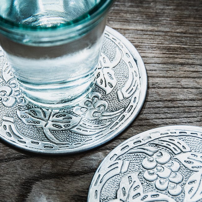 【6個セット】ムスリム職人の手仕事が息づく アルミコースター 花草 5 - 絵になるテーブルウェアです。