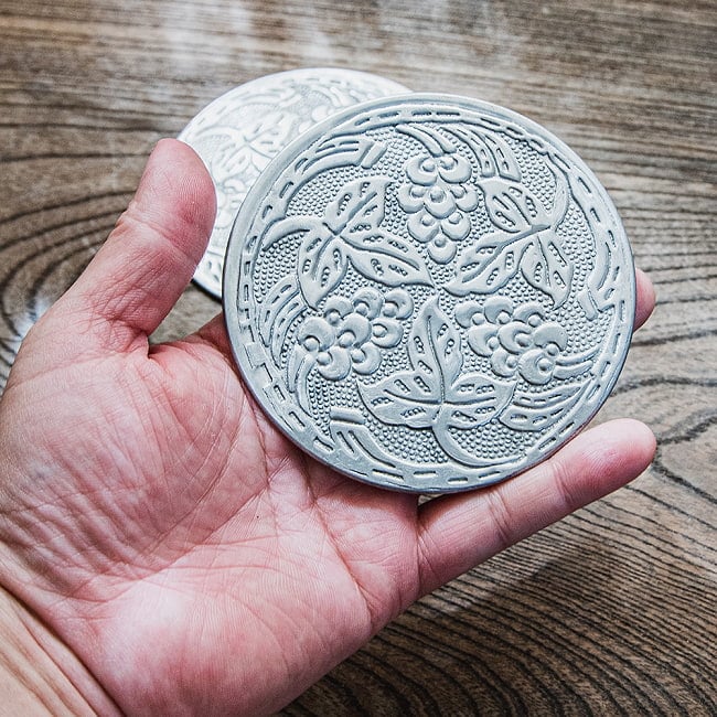 【6個セット】ムスリム職人の手仕事が息づく アルミコースター 花草 7 - 直径10cmの使いやすいサイズです。