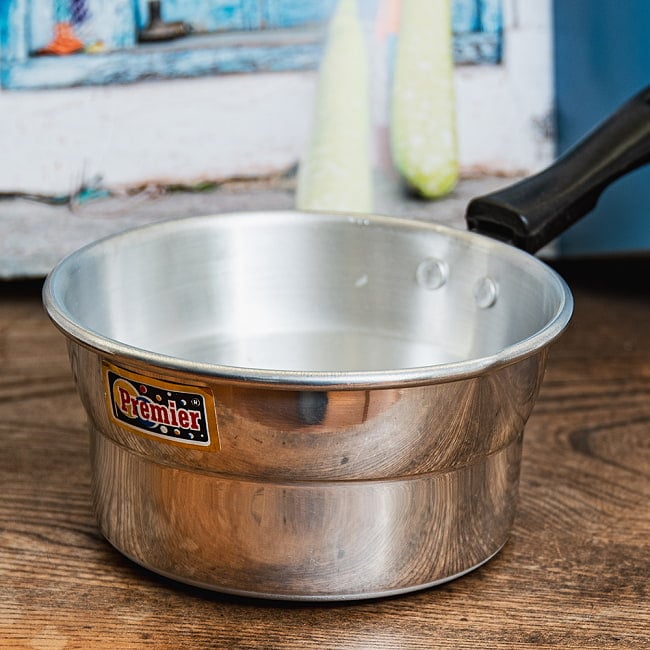 【6個セット】軽くて取り回しが便利な インドのアルミ片手鍋 チャイ煮出しなどに 直径14.5cm 650cc程度 3 - 上側が広がっています。