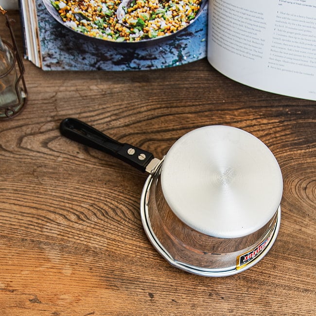 【6個セット】軽くて取り回しが便利な インドのアルミ片手鍋 チャイ煮出しなどに 直径15.5cm 900cc程度 6 - 裏面の様子。