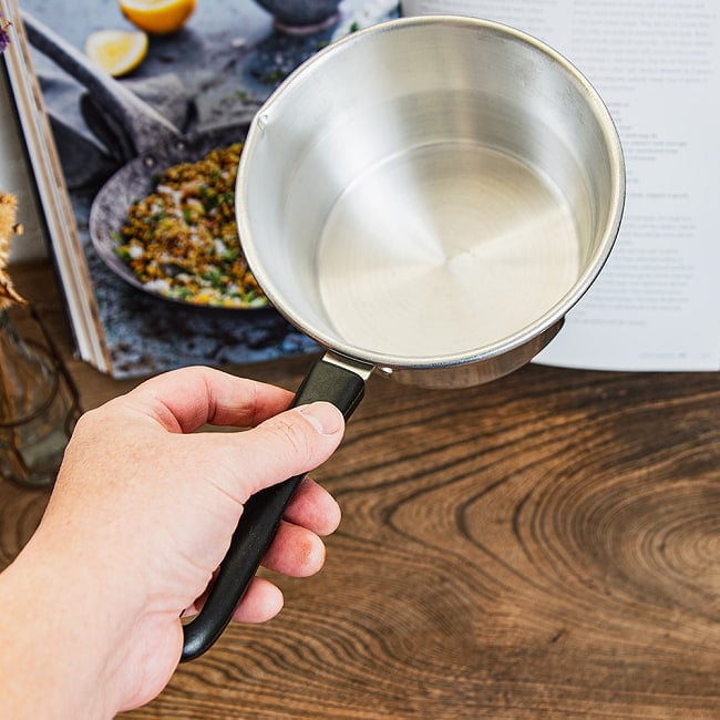 【6個セット】軽くて取り回しが便利な インドのアルミ片手鍋 チャイ煮出しなどに 直径15.5cm 900cc程度 7 - 手に取るとこれくらいの大きさです。