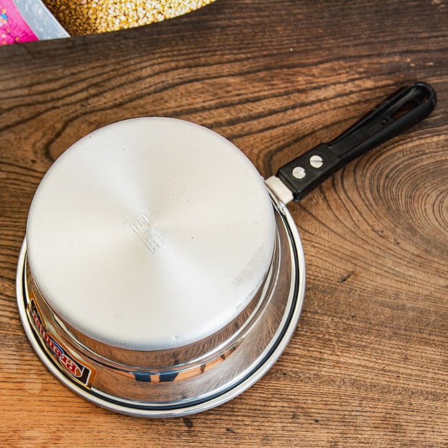 【6個セット】軽くて取り回しが便利な インドのアルミ片手鍋 チャイ煮出しなどに 直径17.5cm 1100cc程度 6 - 裏面の様子。