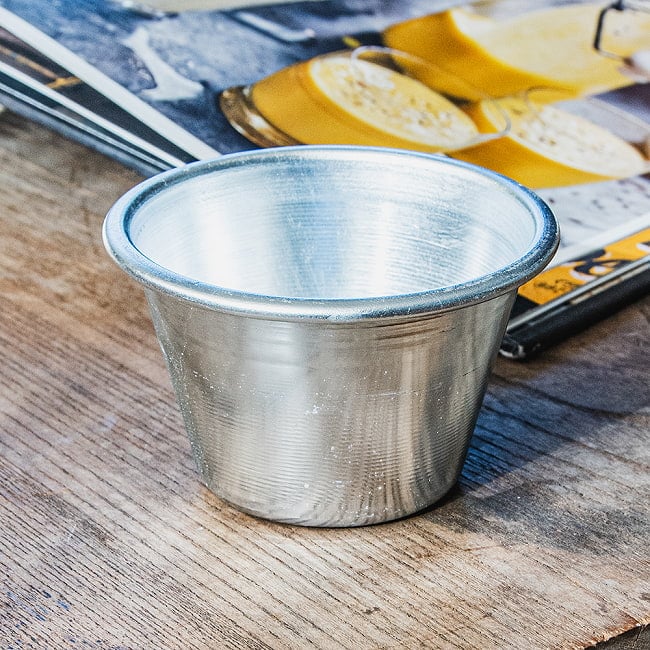 【6個セット】インドの アルミ製ミニカップ カレーやスイーツに 直径8.5cm程度 3 - 無骨ながら絵になりますね。