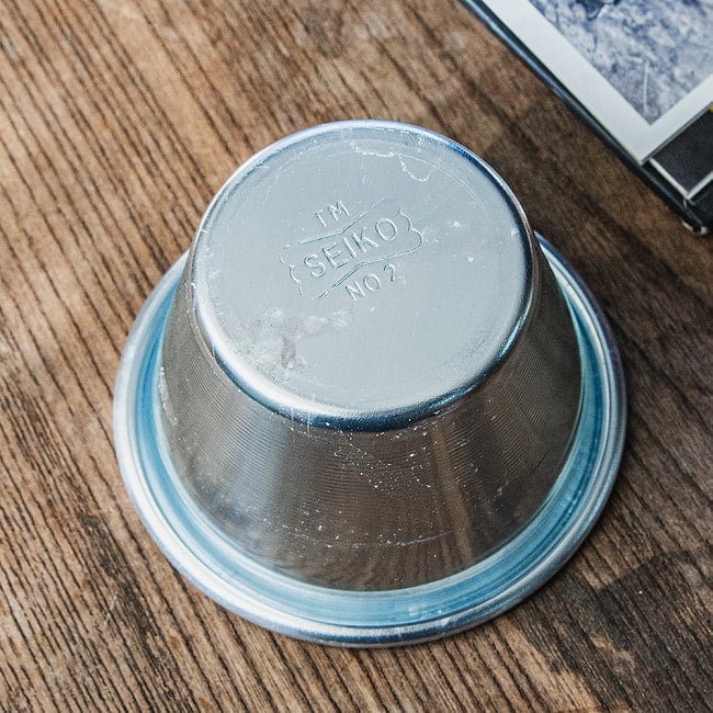 【6個セット】インドの アルミ製ミニカップ カレーやスイーツに 直径8.5cm程度 6 - 底面の様子です。