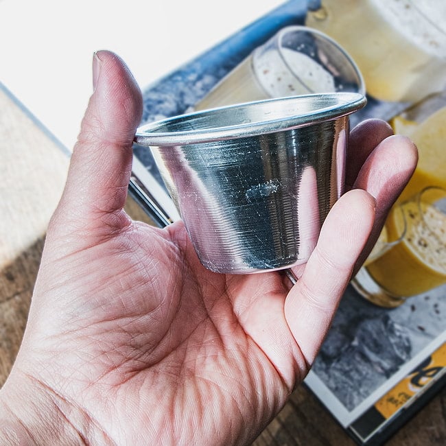 【6個セット】インドの アルミ製ミニカップ カレーやスイーツに 直径8.5cm程度 7 - これくらいのサイズ感になります。