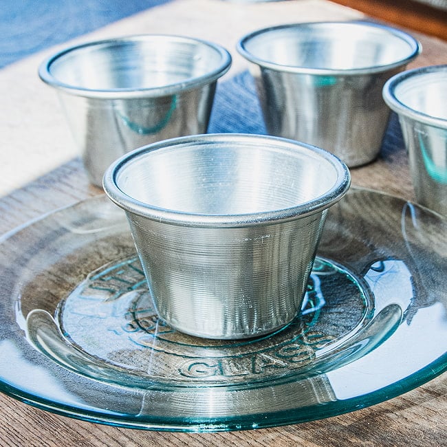 【6個セット】インドの アルミ製ミニカップ カレーやスイーツに 直径8.5cm程度 8 - 無骨ながら絵になりますね。