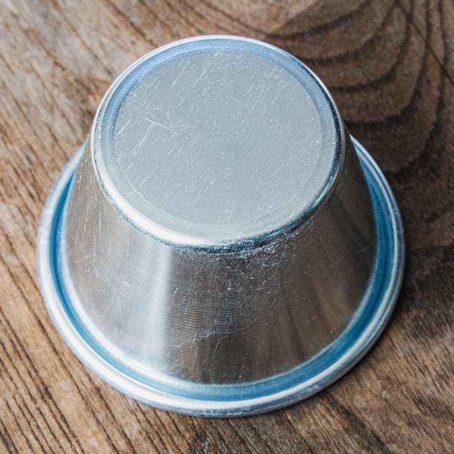 【6個セット】インドの アルミ製ミニカップ カレーやスイーツに 直径9cm程度 6 - 底面の様子です。