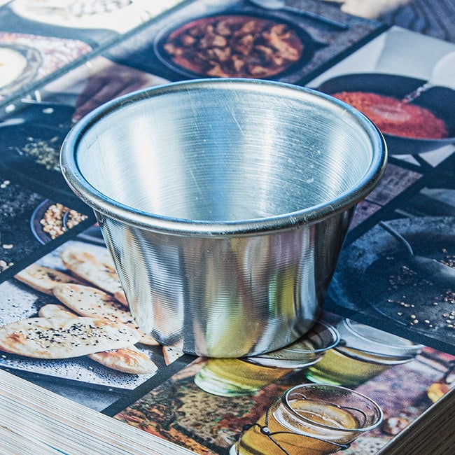 【6個セット】インドの アルミ製ミニカップ カレーやスイーツに 直径9cm程度 8 - 無骨ながら絵になりますね。