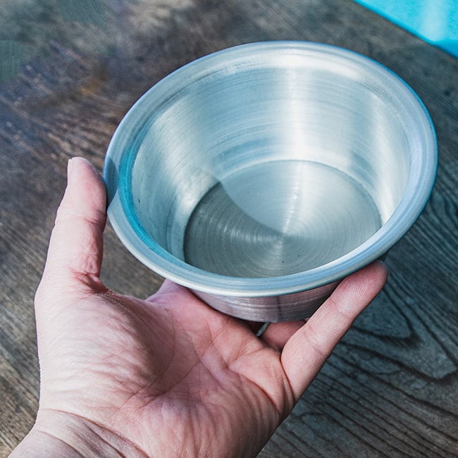 【6個セット】インドの アルミ製ミニカップ スナックボウル 直径14cm程度 6 - このくらいのサイズ感になります