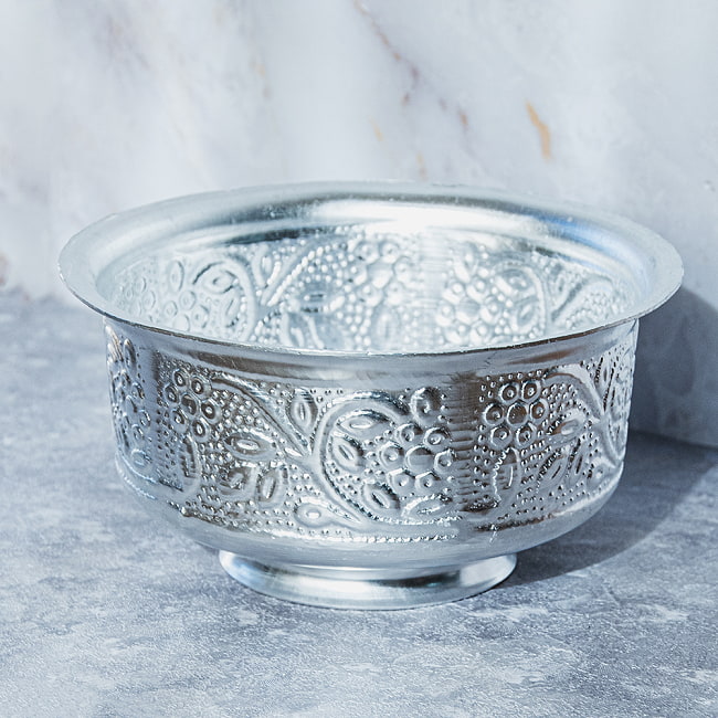 【6個セット】インド伝統唐草エンボスの脚付きアルミボウル 水盆 直径13cm 2 - インドの伝統唐草模様を施したアルミのボウルです。