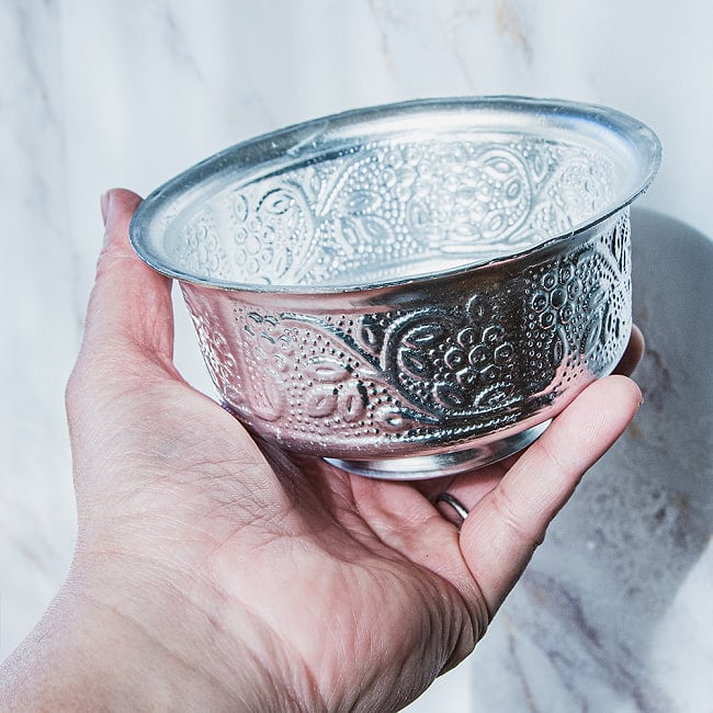 【6個セット】インド伝統唐草エンボスの脚付きアルミボウル 水盆 直径13cm 6 - これくらいのサイズ感になります。